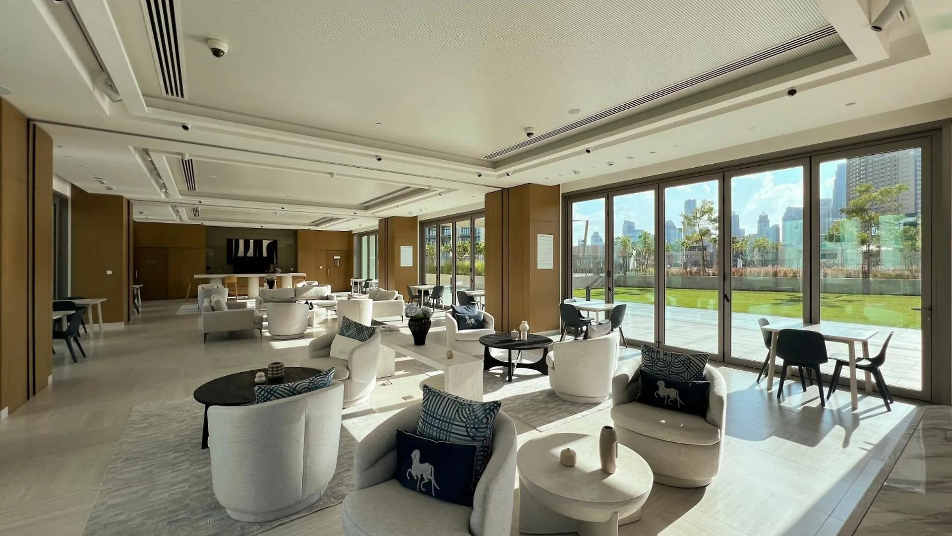 Apartment Burj Khalifa View, 2 Balcony W Lounge, Dubai Mall Access, Gym, Infinity-Pool, Playground, Bbq, Family Friendly